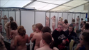 淋浴帳篷里擠滿了排隊的女性
