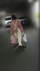 【個人】一個無法報答自己的嬌小年輕妻子被迫上車，讓她在超市的停車場吸吮，擰入狹窄的陰道和陰道射