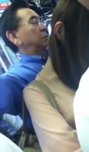 不要做這個老人......他在火車上用胳膊肘推著胸口。 鮑勃頭髮的女孩在退縮...