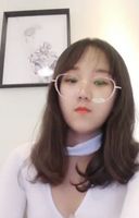 안경을 쓴 귀여운 중국 소녀의 POV