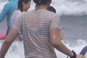 【Hidden shooting】Happening at the beach! Surfer college girl nipples are sheer