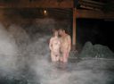 情侶參觀混合浴露天浴池