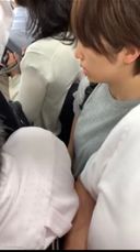 このおっさんやるな・・・電車内で肘で胸をツンツン。ボブヘアー女子は我慢してる・・・