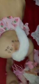 一個屁股上寫著淫穢字元的雙胞胎M女孩被一個被踩到的do-S惡魔男友SM Secross踩在肛門上！