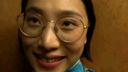 一個才華橫溢的中國美女，戴著圓而大的眼鏡，看起來很棒，穿著令男性心癢癢的旗袍進行 120% 的滿意度！ ！！