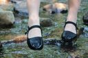 女子大生が谷川で靴を履いて水を戯れる(第一部)