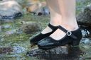 다니가와에서 신발을 신고 물놀이를 하는 여대생(1부)