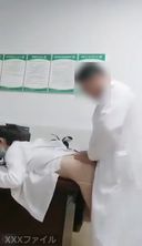 너무 바빠서 귀가할 수 없는 진짜 의사와 간호사가 병원에 서서 서로를 치유하기 위해 백에서 섹스를 한다