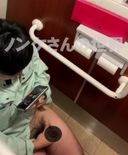 A certain city's civil engineering section worker gets ♪ sick in the toilet between official duties