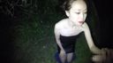 전신 긴박 드레스를 입은 한국의 미마녀가 밤의 야외에서 3명의 악마에 둘러싸여 양손도 입도 전개되어 야외 www! !