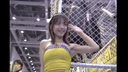 노란색 COM★ 모터쇼에서 캠페인 소녀의 노란색 의상에는 세로 줄무늬가 있습니다!
