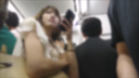 전철에서 여자 2명의 가랑이에 발기 지 ○ 포를 밀어 성희롱 장면