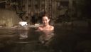 一位38歲的美麗已婚婦女，她用巨大的喘息聲做愛，在露天浴池中回蕩，您無法從她整潔的外表上想像！