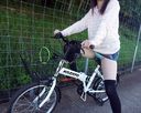 パンちゃり　ニーハイとデニムミニ　彩乃 自転車パンチラ