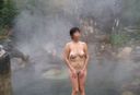 溫泉旅行期間在露天浴池拍攝的業餘愛好者的帖子