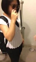 【ハメ撮り】若妻は、生まれたての子供を連れてパパ活。トイレで極太の他人の肉棒が若妻の膣をかき回す。