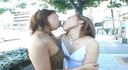 [街上的女同性戀之吻]〈一枚硬幣銷售〉兩個女性朋友在人行橫道中間深吻，同時被路人瞥了一眼，紫菜吻太多暴露狂之吻！