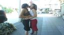 [街上的女同性戀之吻]〈一枚硬幣銷售〉兩個女性朋友在人行橫道中間深吻，同時被路人瞥了一眼，紫菜吻太多暴露狂之吻！