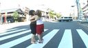 【路上でレズ接吻】〈ワンコインセール〉ノリノリで通行人にチラ見されながら横断歩道のまん中でディープキスする女友達2人のイキすぎ露出接吻！