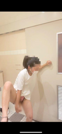 [已婚女性業餘] 在多功能廁所中公開手淫 暴露的屁股並且完全可見