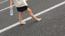 [Completely barefoot] 3rd! The model walked barefoot.