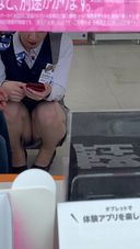 Mobile phone shop clerk crouching panchira shortcut beauty