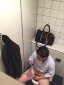 【数量限定】体育会系ノンケリーマンさんがトイレでオナニーしてました!!