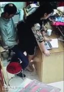 [Real cheating evidence video] The camera set up by the husband shows the actual act of adultery in the store between the wife of the clothing store manager and the delivery clerk