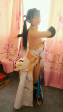 A Chinese beauty who is about to show her breasts in the middle of the dance and thinks for a long time, but is exposed