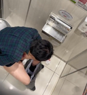【個人撮影】パチンコ屋のトイレでオナニーしてるノンケ大学生くん!!