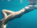 【曝光俱樂部】像長肢模特一樣的纖細美女享受大海裸體水下散步[附視頻]