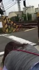 普通の人妻が踏切りの前で電車通過と同時にイッテしまってる変態映像