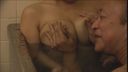 【流出】　㊙動画！！介護士の女の胸にしゃぶり付き母乳まみれのオヤジの姿…-2　【隠し撮り】