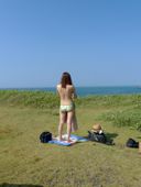 [Amateur posted video] A female college student who is a photo session model ignited her erotic soul with continuous facial cumshots and instant measures! ◆ No line of sight [Part.2: Portrait shooting in a bikini by the sea]