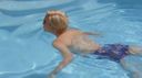 還有一個孩子氣的金髮漿果短美女從游泳池裡站起來，在露台上的時間（笑）插入場景中拔出，但亮點仍然是象牙裡精子面部射精www