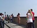 【露出倶楽部】観光地を全裸で歩いて老若男女と写真を撮る腰のくびれがセクシーなむちむち巨乳デカ尻パイパンお姉さん【動画】