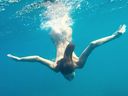【노출 클럽】팔다리가 긴 모델처럼 스타일링된 날씬한 미녀가 바다를 알몸으로 수중 산책을 즐기는 [동영상]