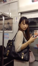 【個人拍攝】在火車上找到一個喜歡風格的美女，於是跟著她