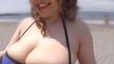 〈Personal shooting〉 Beachgoers are also surprised by the super huge breasts P cup daughter and in the room from the sea date / amateur