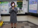 A daring act in which a female college student is exposed on the platform of a station in the middle of the night, stands back, and squirts with her fingers