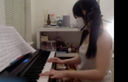 B130 피아노도 연주할 수 있는 트윈 테일 로리 미소녀가 노출하고 자위 라이브 전달 ♬