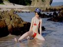 〈Monashi〉A slender beauty with small wears a bright red micro bikini and decides on a super distressing pose in the sea! The best erotic body! The bikini will slip in the waves and the beachk will be porous! 〈Amateur leaked video〉019