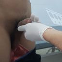 真實的醫療視頻！ 一個小男孩在包莖手術前的陰莖檢查中勃起！ ！！ w