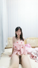 皮膚白皙的中國美少女用智慧手機拍攝自慰