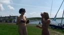 Are you primitive people!? No, even primitive people will hide their with leaves (laughs) An amazing video of two naked beauties walking around the wharf and the city without shame! !!