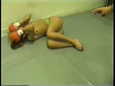 裸照拳擊！ 一個白人美女在拳擊對決中與她對峙！