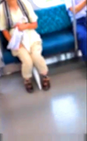 [智能手機拍攝]火車上坐在我旁邊的美麗女人的胸部... ・・拍攝日常生活中太色情的事情！