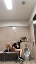 It's an amateur selfie,,I masturbated perverted using bananas in the toilet of a facility with many friends,,I can hear the voices of my friends outside the toilet realistically,,