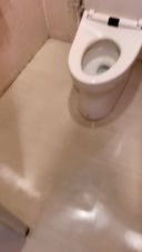 [Secretly] I got uneven while shopping at the supermarket, so I turned the camera and masturbated in the toilet ///
