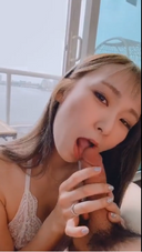 [Uncensored] Personal shooting on smartphone vertical screen. Get a from a beautiful Instagrammer in sexy lingerie. Lick the penis while making a jubo jubo sound, and after facial cumshot, give a cleaning and snicker.